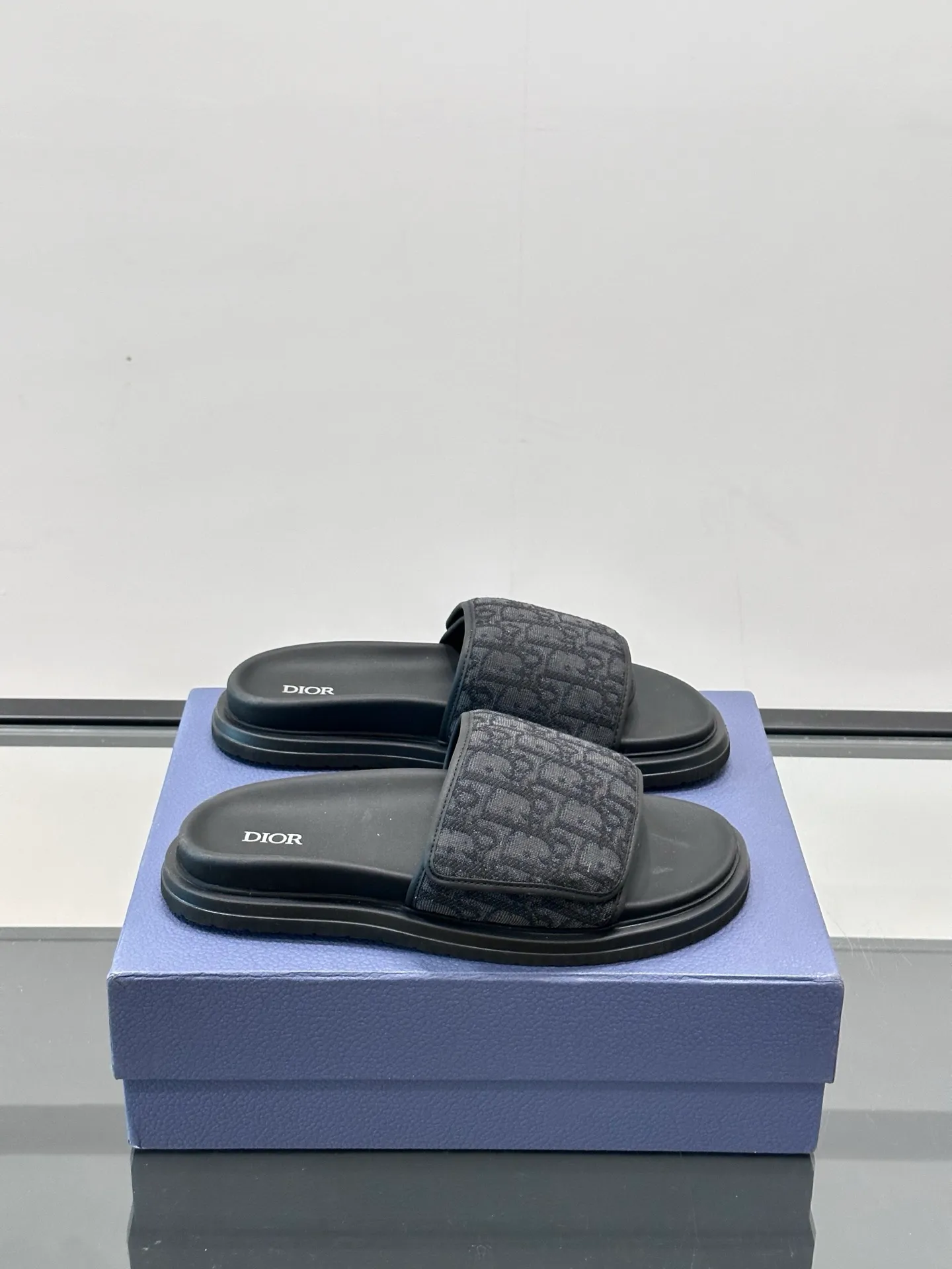 Factory price: 280💰𝐂𝐡𝐫𝐢𝐬𝐭𝐢𝐚𝐧 𝐃𝐢𝐨𝐫 Dior's latest popular sandals, classic upgraded Velcro sandals, original replicas, super durable and versatile, very comfortable on the feet, slimming and white, original cowhide leather upper, sheepskin lining Original d hardware buckle Original molded T men's shoes 💰U outsole Size: 38-44 (.45.46 customized)